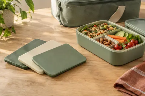Trois blocs réfrigérants plats près d’une boîte repas et d’un sac isotherme